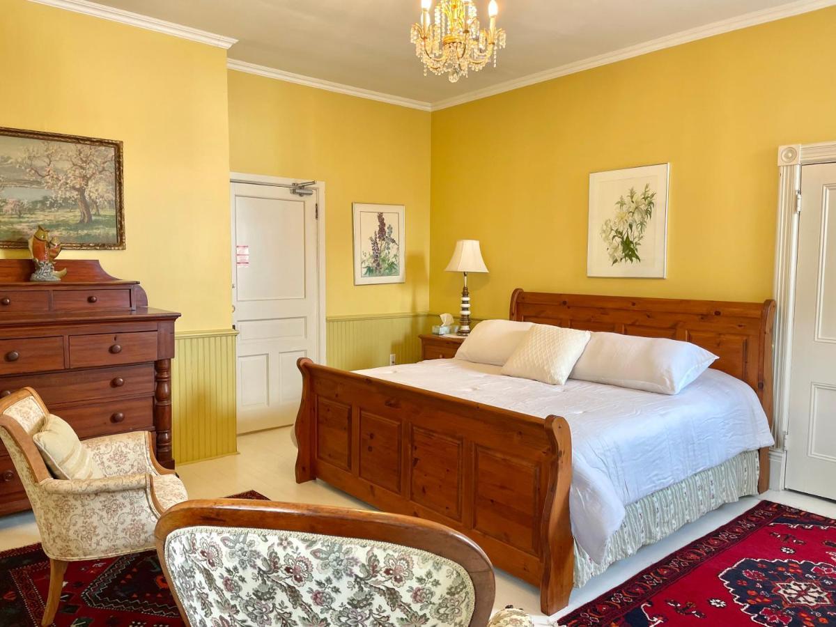 Bed and Breakfast Chrysler House Gananoque Esterno foto